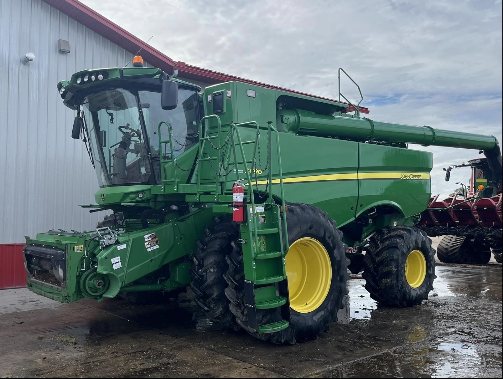 2017 John Deere S690 Equipment Image0