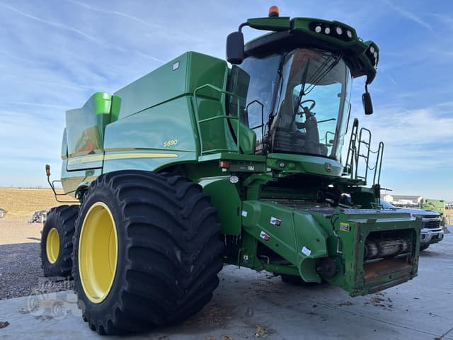 Image of John Deere S690 equipment image 1