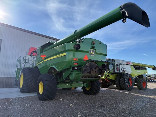 Image of John Deere S690 equipment image 3