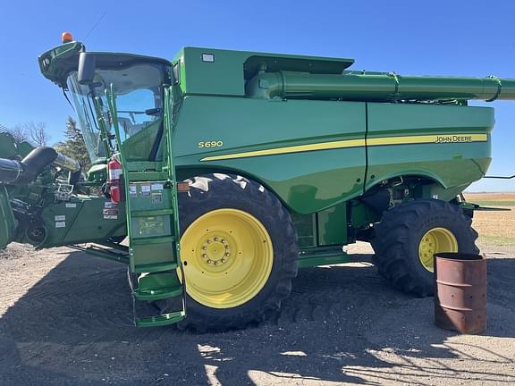 Image of John Deere S690 equipment image 1