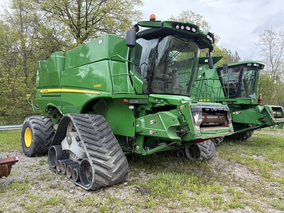 Image of John Deere S690 equipment image 1