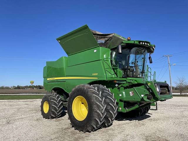 Image of John Deere S690 equipment image 1