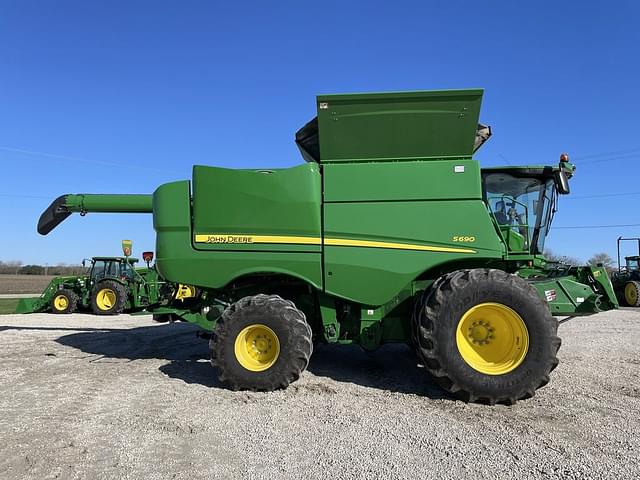 Image of John Deere S690 equipment image 3