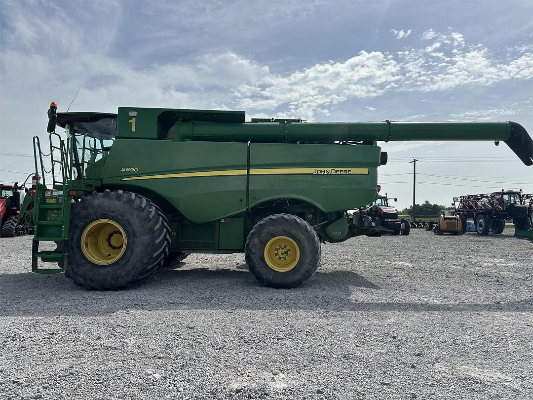 Image of John Deere S690 Primary image