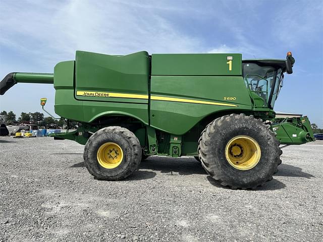 Image of John Deere S690 equipment image 1