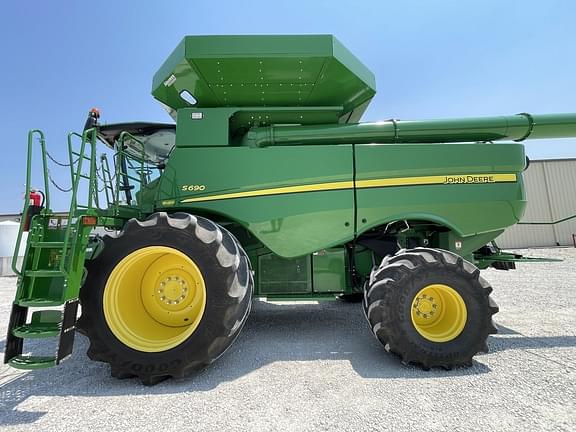 Image of John Deere S690 equipment image 1
