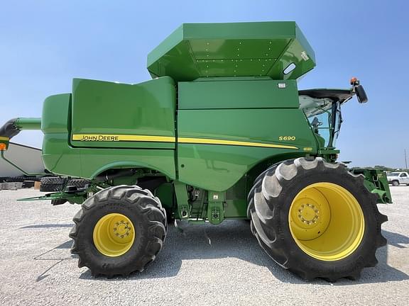 Image of John Deere S690 equipment image 2