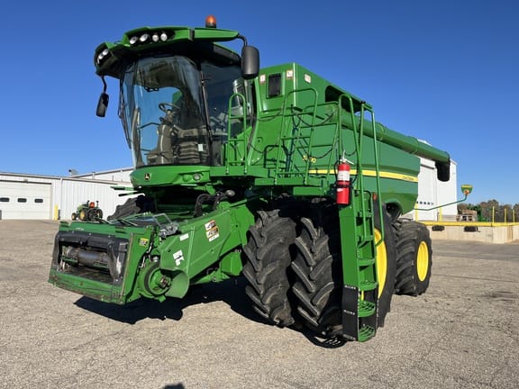 2017 John Deere S690 Equipment Image0
