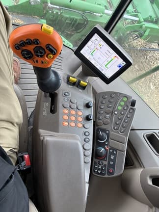 Image of John Deere S690 equipment image 2