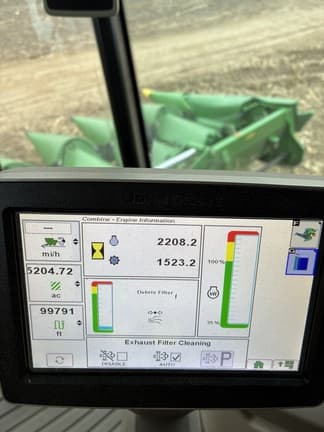Image of John Deere S690 equipment image 2