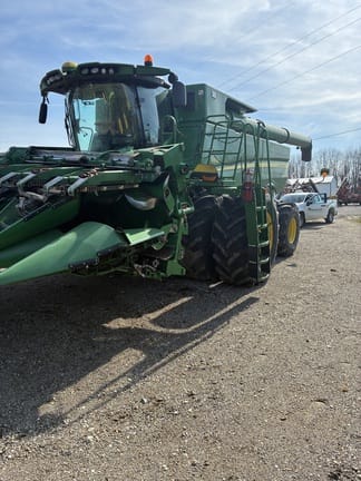2017 John Deere S690 Equipment Image0