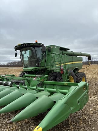 Image of John Deere S690 equipment image 1