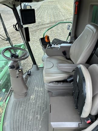 Image of John Deere S690 equipment image 4