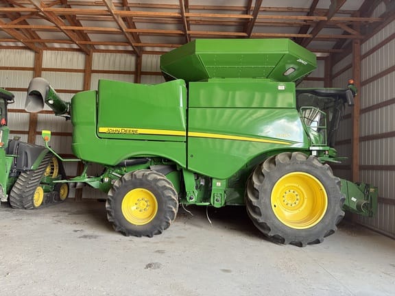 2017 John Deere S690 Equipment Image0