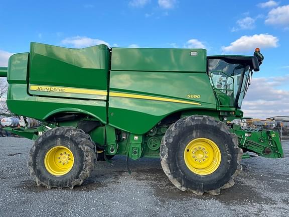 Image of John Deere S690 Primary image