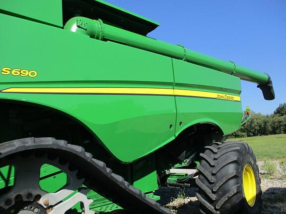 Image of John Deere S690 equipment image 3