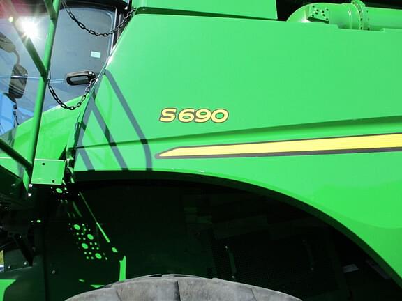 Image of John Deere S690 equipment image 2