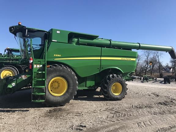 Image of John Deere S690 Primary image