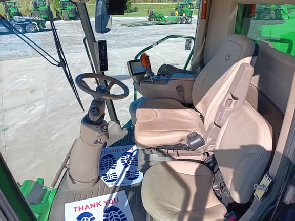 Image of John Deere S690 equipment image 4