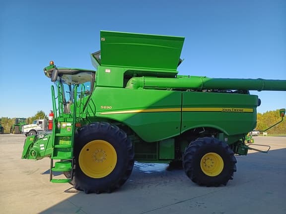 Image of John Deere S690 equipment image 3