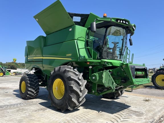 Main image John Deere S690