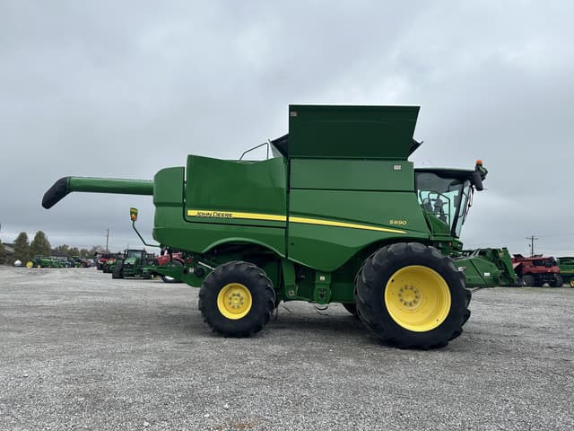 Image of John Deere S690 equipment image 1