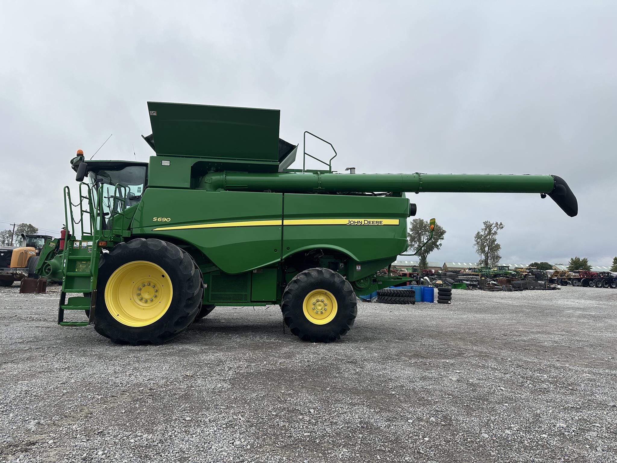 2017 John Deere S690 Equipment Image0