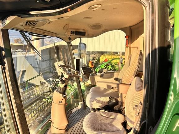 Image of John Deere S690 equipment image 2