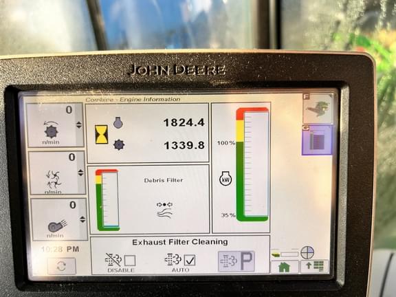 Image of John Deere S690 equipment image 1