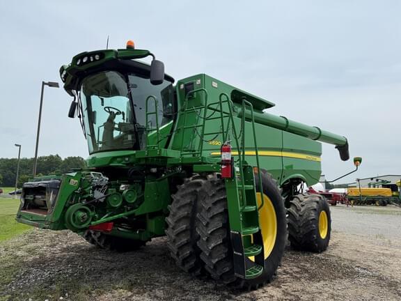Image of John Deere S690 equipment image 1