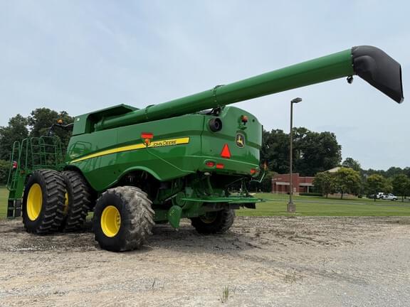 Image of John Deere S690 equipment image 2