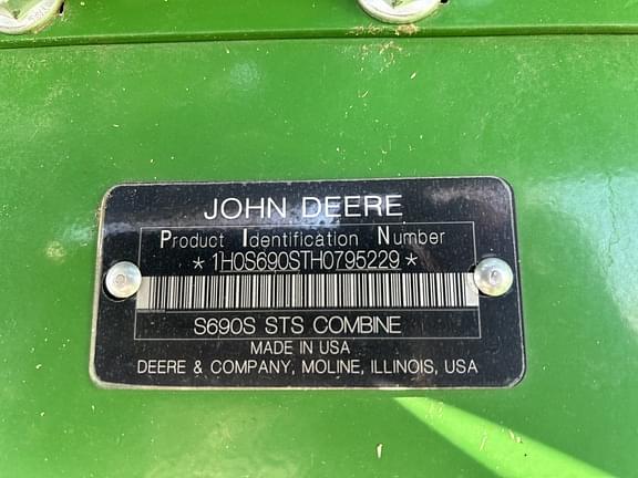 Image of John Deere S690 equipment image 1