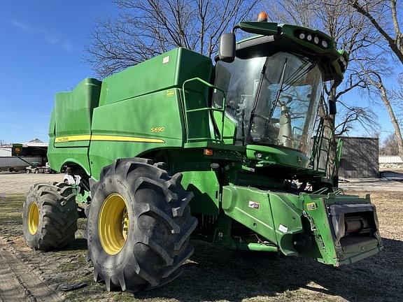 Image of John Deere S690 Primary image