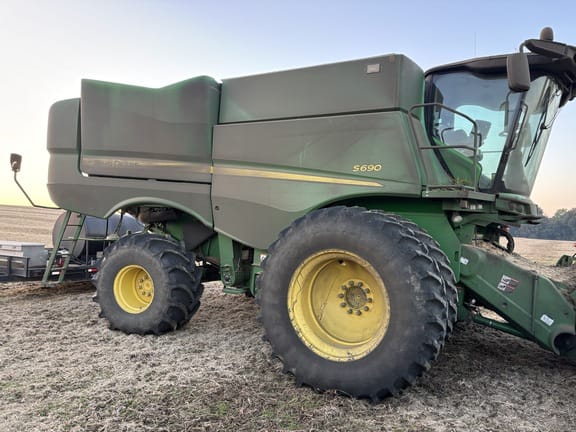 2017 John Deere S690 Equipment Image0