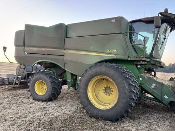 Image of John Deere S690 Primary image