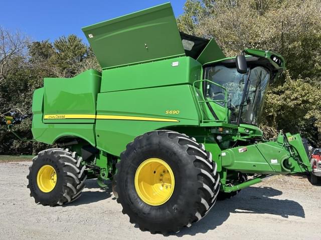 Image of John Deere S690 equipment image 1
