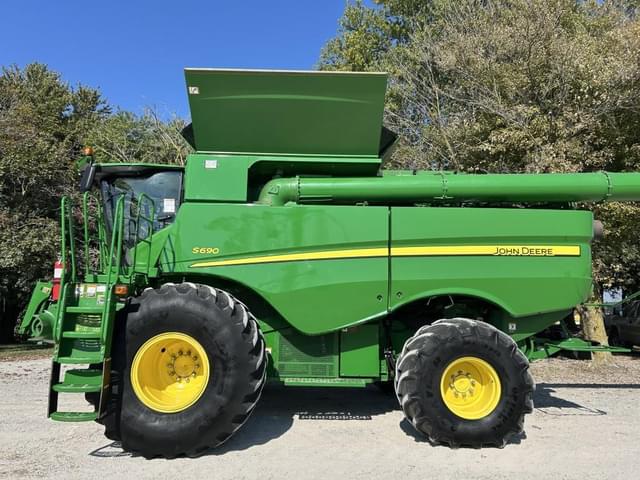 Image of John Deere S690 equipment image 2