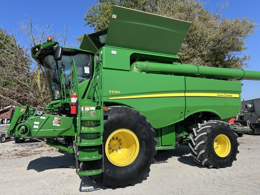 Image of John Deere S690 Primary image