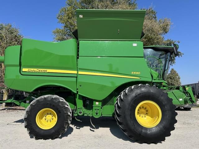 Image of John Deere S690 equipment image 3