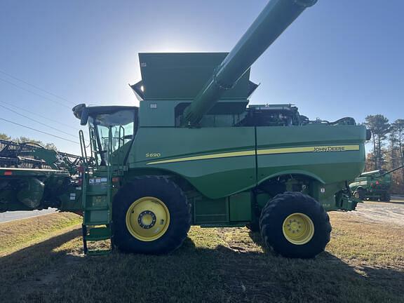 Image of John Deere S690 equipment image 1