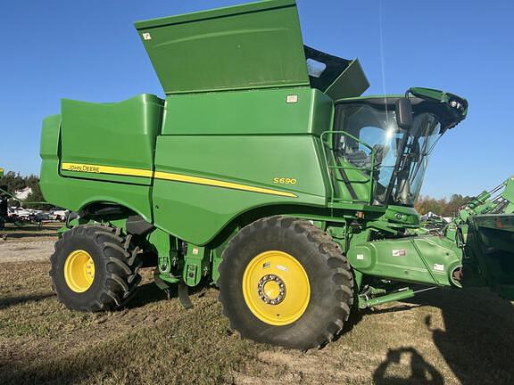 Image of John Deere S690 Primary image