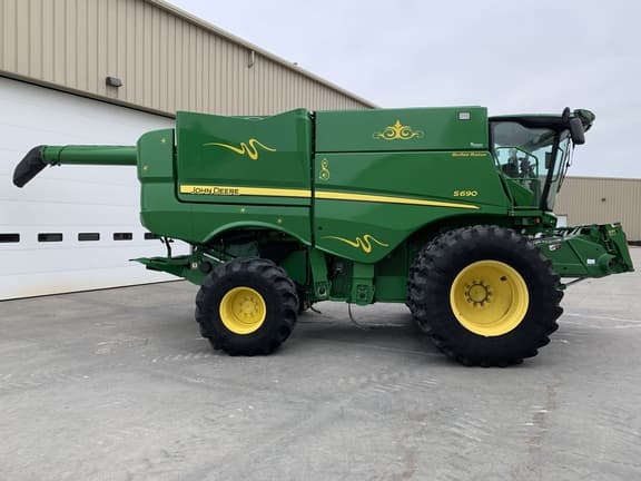 Image of John Deere S690 equipment image 1