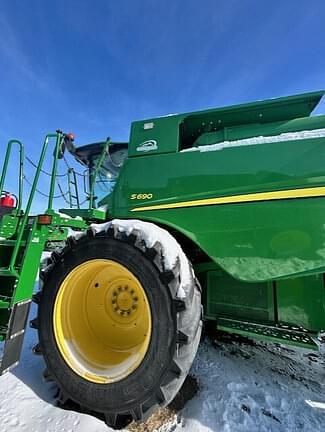 Image of John Deere S690 equipment image 3