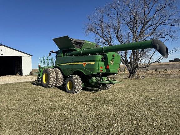 Image of John Deere S690 equipment image 1