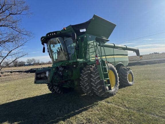 2017 John Deere S690 Equipment Image0