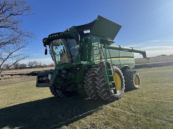 Image of John Deere S690 Primary image