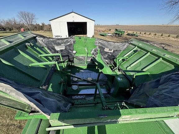 Image of John Deere S690 equipment image 2