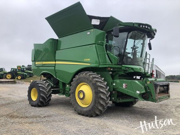 2017 John Deere S690 Equipment Image0