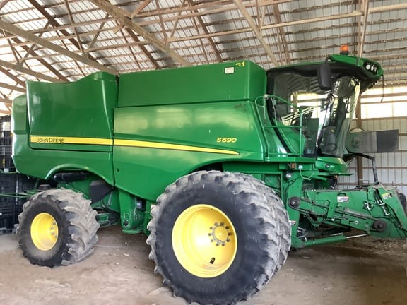 2017 John Deere S690 Equipment Image0