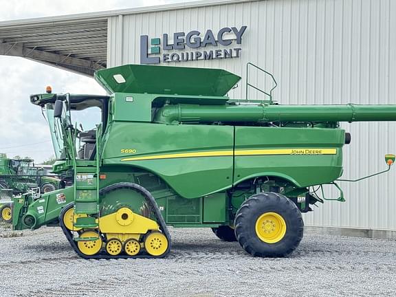 Image of John Deere S690 equipment image 1